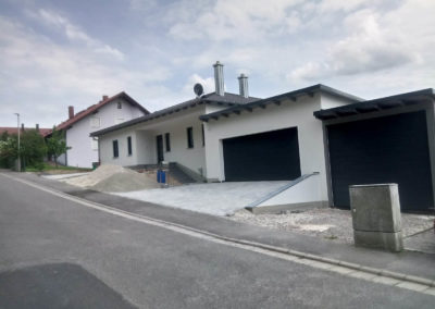Darstellung eines Walmdachs und einer Garage mit Pultdach bei einem Neubau