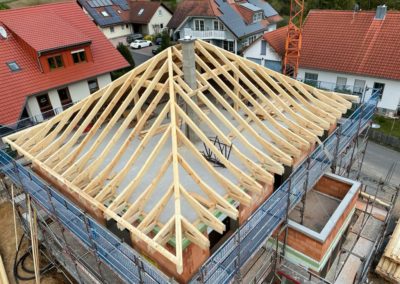 Darstellung des Grundgerüsts eines Walmdachs bei einem Neubau